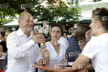 Olaf Scholz beim Get-together im Biergarten Zollpackhof in Berlin