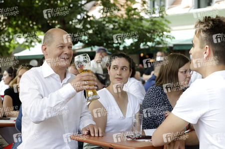 Olaf Scholz beim Get-together im Biergarten Zollpackhof in Berlin