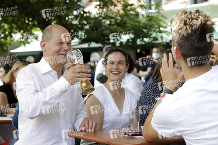 Olaf Scholz beim Get-together im Biergarten Zollpackhof in Berlin