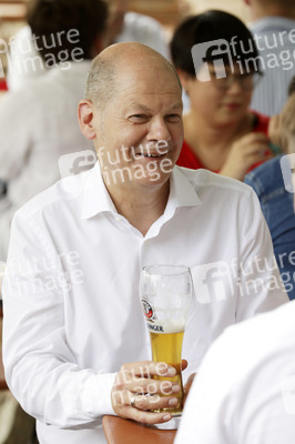 Olaf Scholz beim Get-together im Biergarten Zollpackhof in Berlin