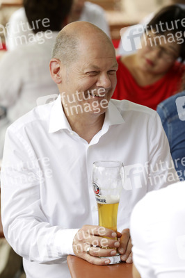Olaf Scholz beim Get-together im Biergarten Zollpackhof in Berlin