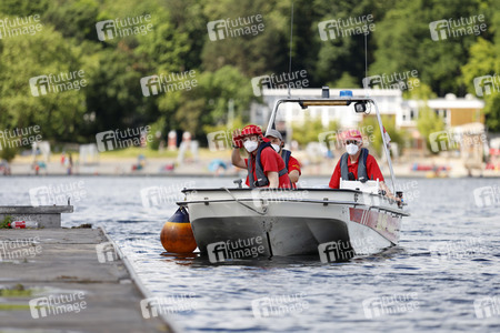 Rettungsübung von Feuerwehr und DLRG in Köln