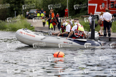 Rettungsübung von Feuerwehr und DLRG in Köln