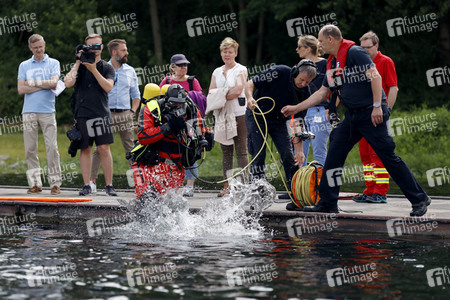 Rettungsübung von Feuerwehr und DLRG in Köln