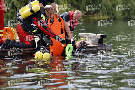 Rettungsübung von Feuerwehr und DLRG in Köln