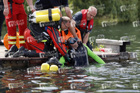 Rettungsübung von Feuerwehr und DLRG in Köln