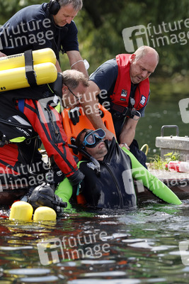 Rettungsübung von Feuerwehr und DLRG in Köln