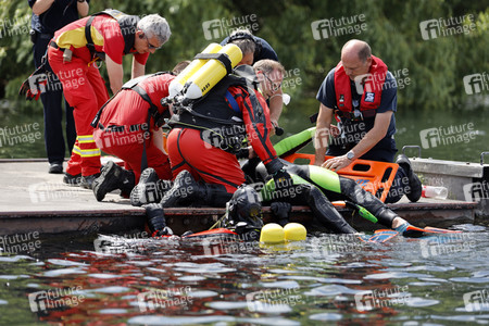 Rettungsübung von Feuerwehr und DLRG in Köln