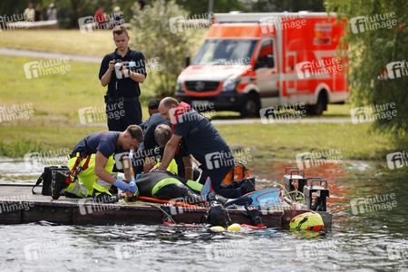 Rettungsübung von Feuerwehr und DLRG in Köln