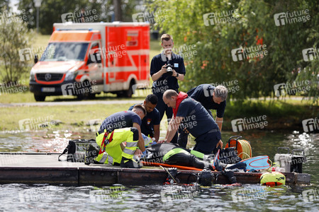 Rettungsübung von Feuerwehr und DLRG in Köln
