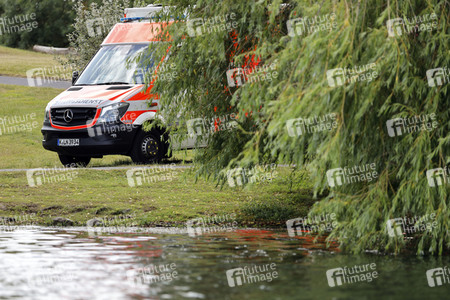 Rettungsübung von Feuerwehr und DLRG in Köln