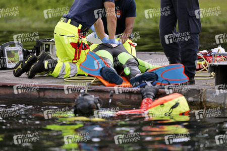 Rettungsübung von Feuerwehr und DLRG in Köln