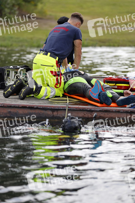 Rettungsübung von Feuerwehr und DLRG in Köln