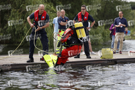 Rettungsübung von Feuerwehr und DLRG in Köln