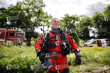 Rettungsübung von Feuerwehr und DLRG in Köln