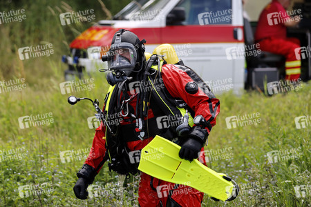 Rettungsübung von Feuerwehr und DLRG in Köln