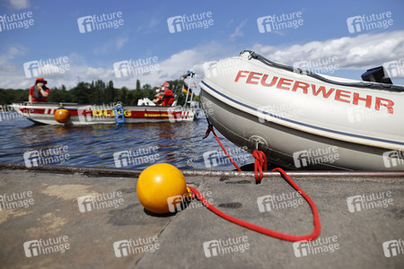 Rettungsübung von Feuerwehr und DLRG in Köln