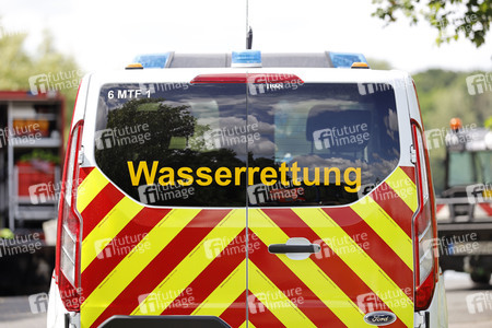 Rettungsübung von Feuerwehr und DLRG in Köln