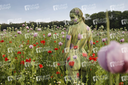 NATURE ART: Mohnfeld / Poppy Field Bodypainting