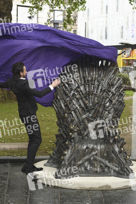 Enthüllung einer Statue des Eisernen Throns in London