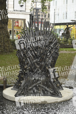 Enthüllung einer Statue des Eisernen Throns in London