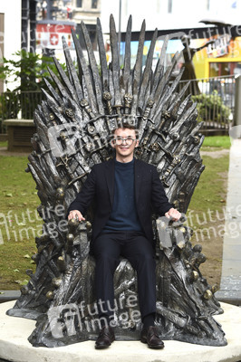 Enthüllung einer Statue des Eisernen Throns in London
