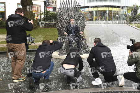 Enthüllung einer Statue des Eisernen Throns in London