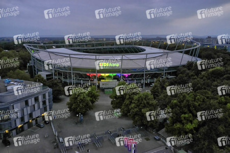 Regenbogenfarben an der HDI Arena in Hannover