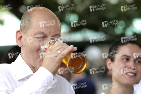 Olaf Scholz beim Get-together im Biergarten Zollpackhof in Berlin