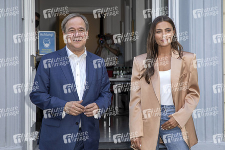 Fototermin mit Sophia Thomalla und Armin Laschet in Düsseldorf