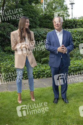 Fototermin mit Sophia Thomalla und Armin Laschet in Düsseldorf