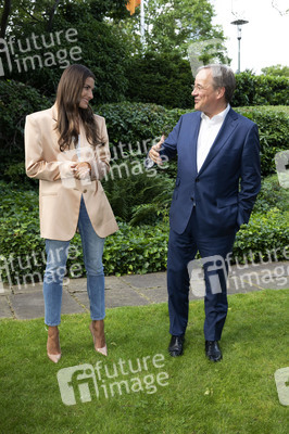 Fototermin mit Sophia Thomalla und Armin Laschet in Düsseldorf