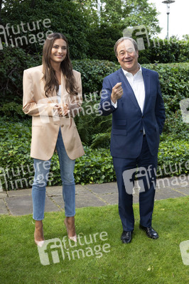 Fototermin mit Sophia Thomalla und Armin Laschet in Düsseldorf