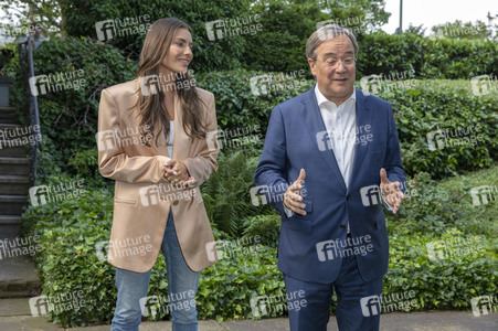 Fototermin mit Sophia Thomalla und Armin Laschet in Düsseldorf