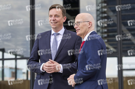 Ministerpräsidenten der Länder besuchen die Neue Nationalgalerie in Berlin