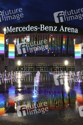 Regenbogenfarben an Gebäuden in Berlin