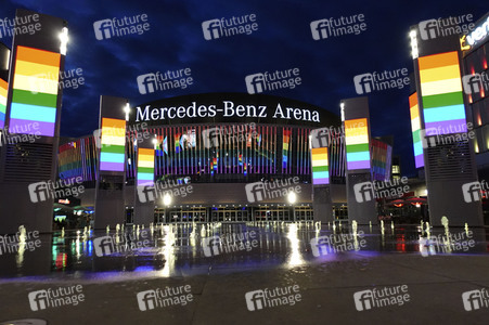 Regenbogenfarben an Gebäuden in Berlin