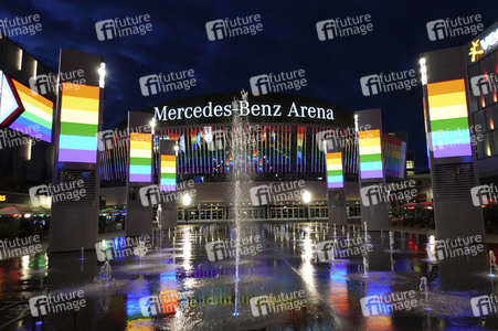 Regenbogenfarben an Gebäuden in Berlin