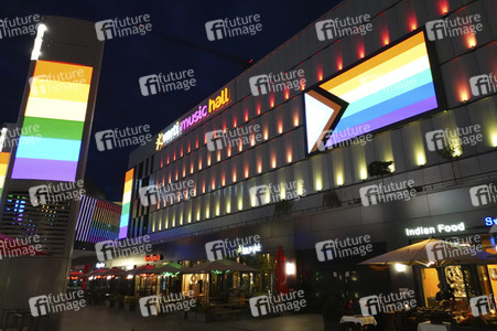 Regenbogenfarben an Gebäuden in Berlin