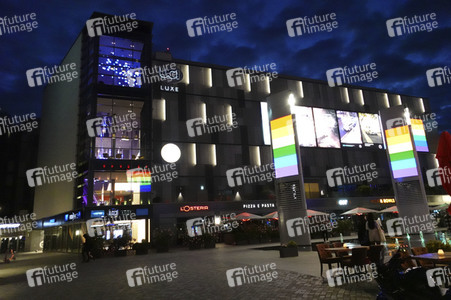 Regenbogenfarben an Gebäuden in Berlin