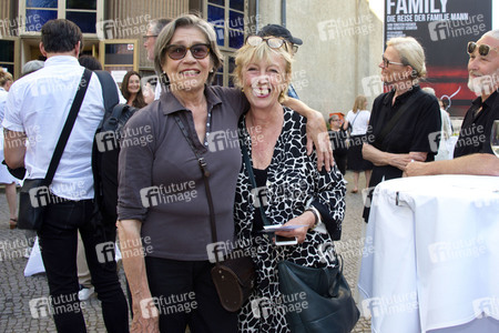 Theaterpremiere 'Amazing Family' in Berlin