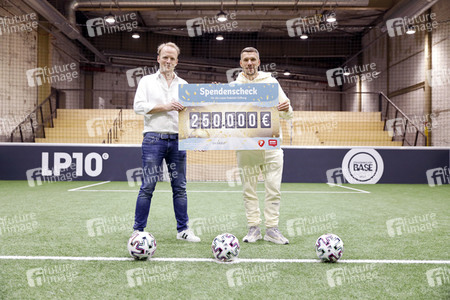 Scheckübergabe Lukas Podolski Stiftung in Köln