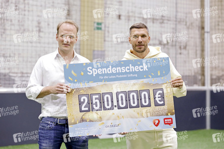 Scheckübergabe Lukas Podolski Stiftung in Köln