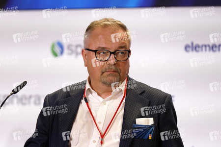 Inbetriebnahme der Wasserstoffelektrolyse REFHYNE Anlage von Shell in Wesseling