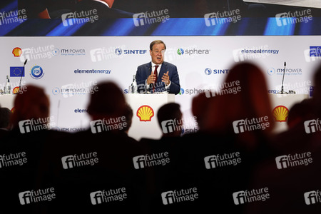 Inbetriebnahme der Wasserstoffelektrolyse REFHYNE Anlage von Shell in Wesseling