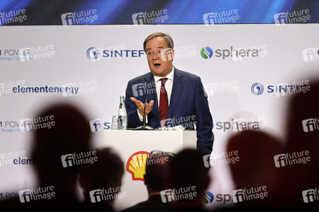 Inbetriebnahme der Wasserstoffelektrolyse REFHYNE Anlage von Shell in Wesseling