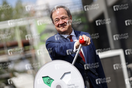 Inbetriebnahme der Wasserstoffelektrolyse REFHYNE Anlage von Shell in Wesseling