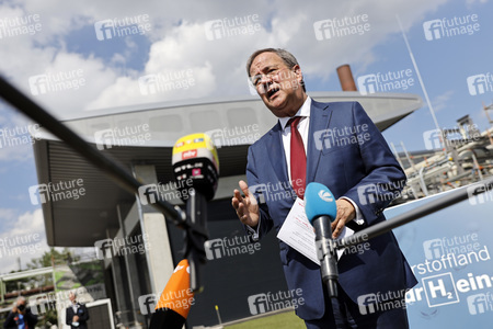 Inbetriebnahme der Wasserstoffelektrolyse REFHYNE Anlage von Shell in Wesseling