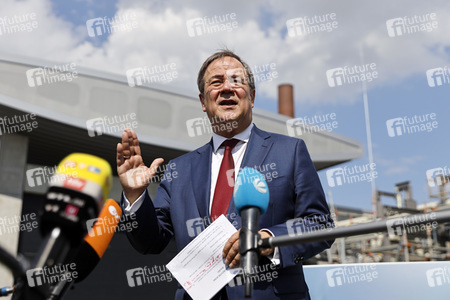 Inbetriebnahme der Wasserstoffelektrolyse REFHYNE Anlage von Shell in Wesseling