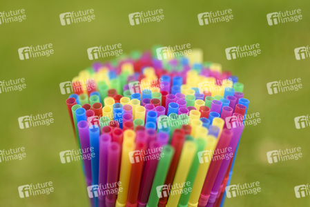 Symbolfoto Wegwerfprodukte aus Plastik